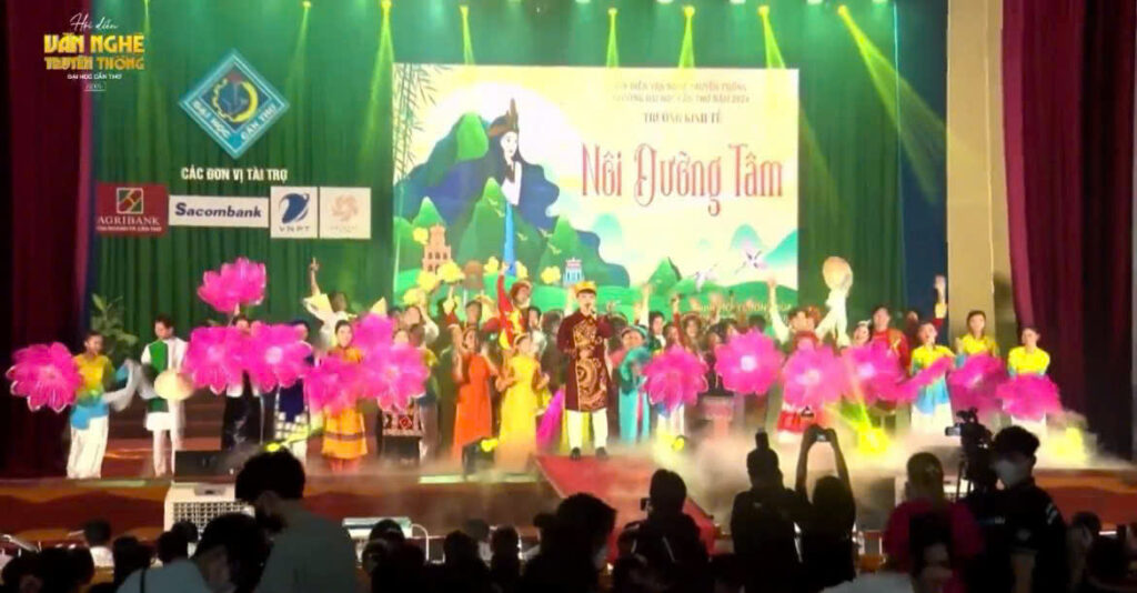 áo dài thi thời trang, áo dài văn nghệ